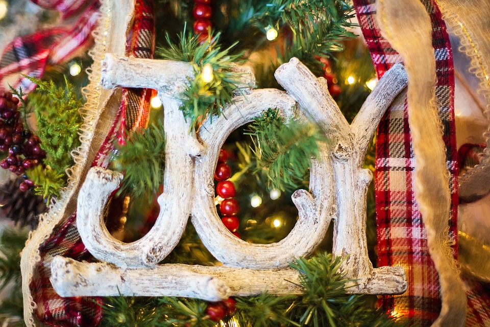 20 Christmas movies to watch with your family right now|Ripped Jeans and Bifocals