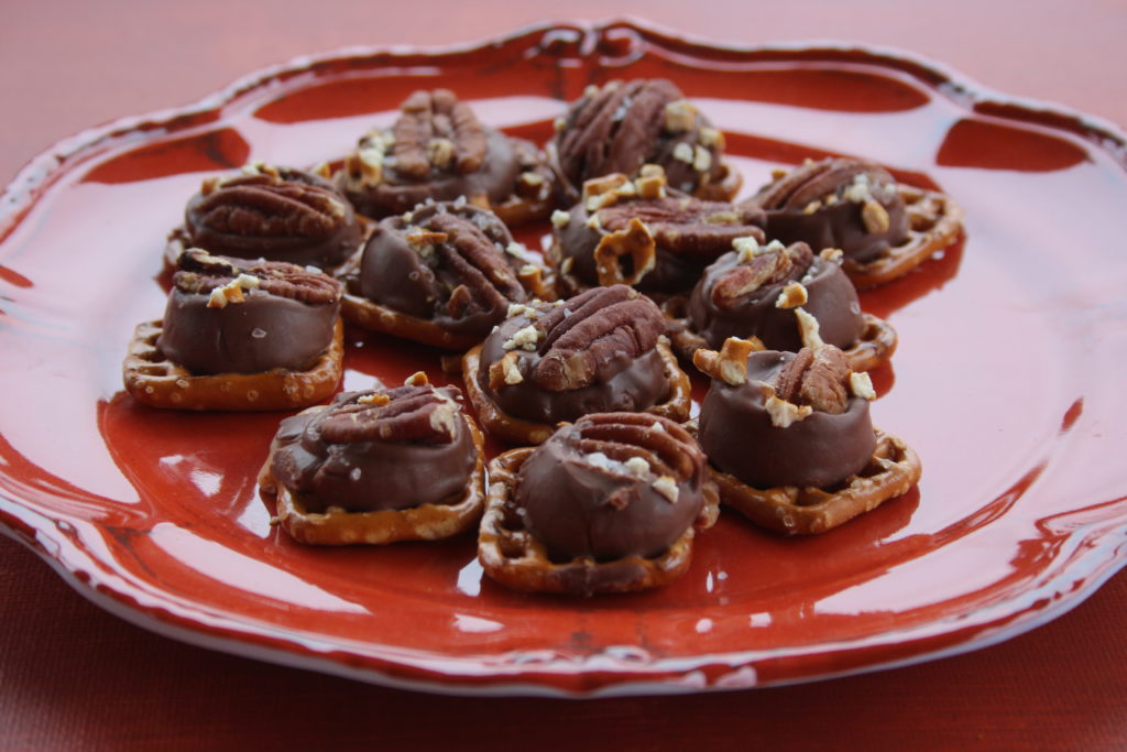 Salted caramel pretzel turtles...super easy treat to make for the holidays|Ripped Jeans and Bifocals|
