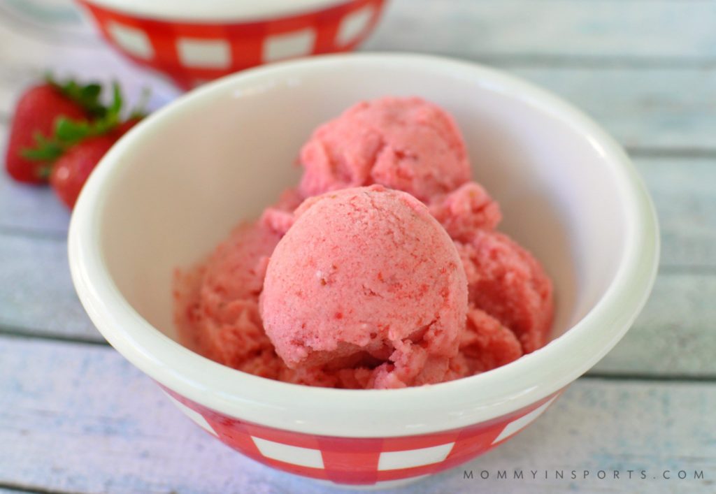 Pale-Vegan-Strawberry-Ice-Cream-CU