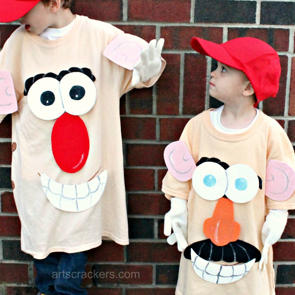 If you need inspiration for easy, DIY Family Halloween Costume, check out this list of cute and fun things that you can make or easily put together. Several of these are easy, no-sew Halloween costumes!|Ripped Jeans and Bifocals