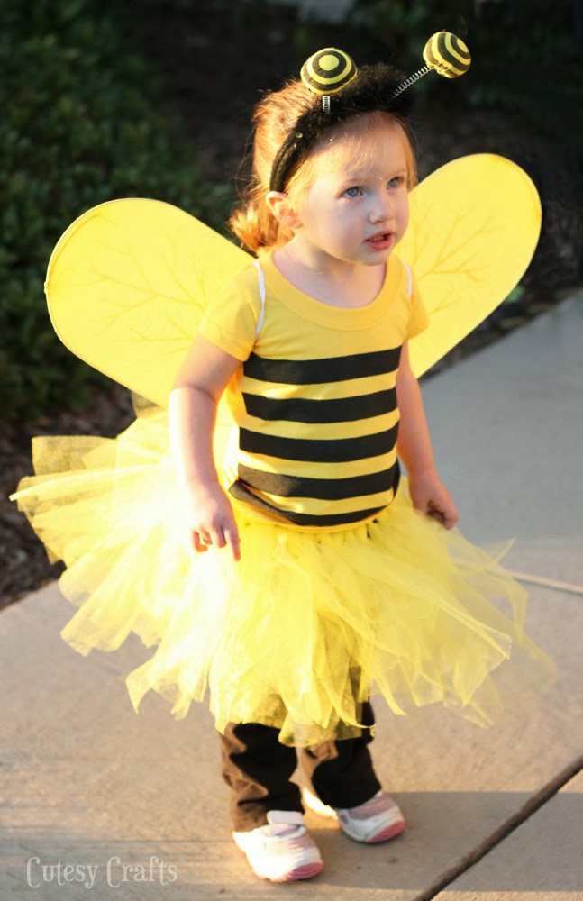 If you need inspiration for easy, DIY Family Halloween Costume, check out this list of cute and fun things that you can make or easily put together. Several of these are easy, no-sew Halloween costumes!|Ripped Jeans and Bifocals