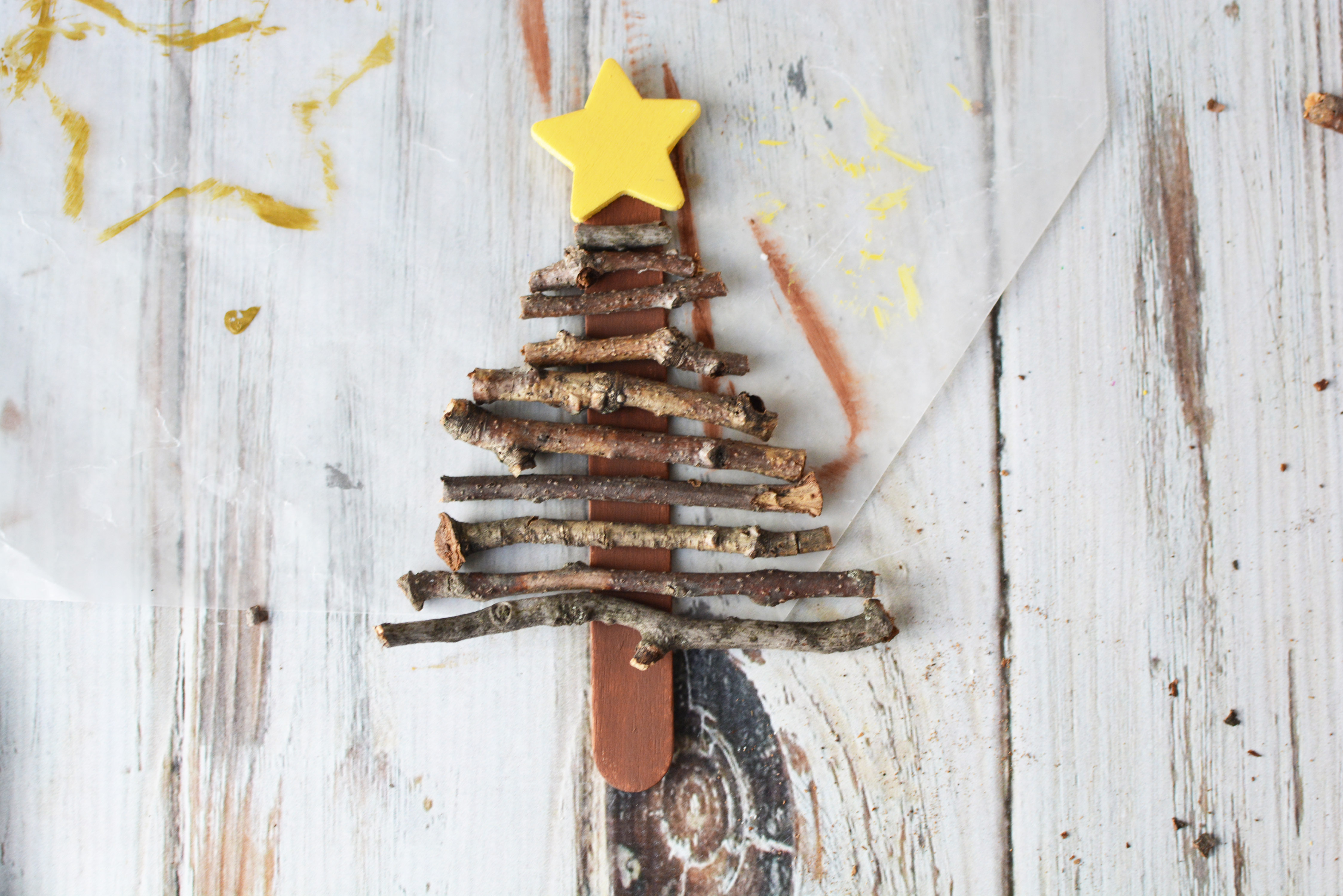 Super easy holiday craft for kids! Popsicle stick Christmas tree ornament|Ripped Jeans and Bifocals
