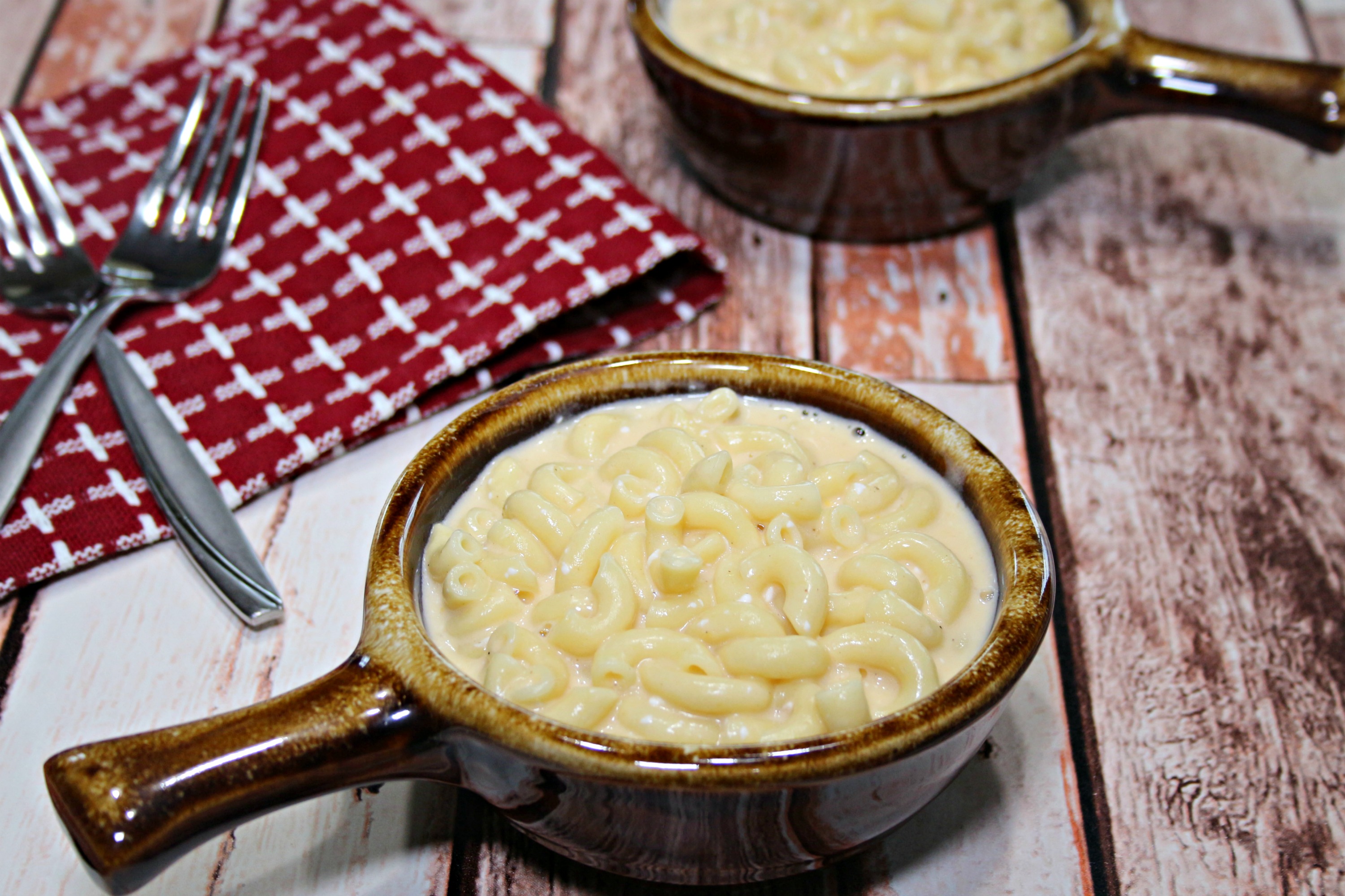 This creamy Instant Pot macaroni and cheese is incredibly fast and easy to make|Ripped Jeans and Bifocals
