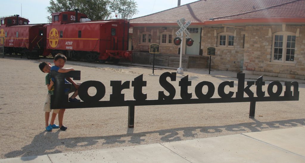 a Fort Stockton Texas-i gyerekekkel kapcsolatos dolgok|szakadt farmer és bifokális