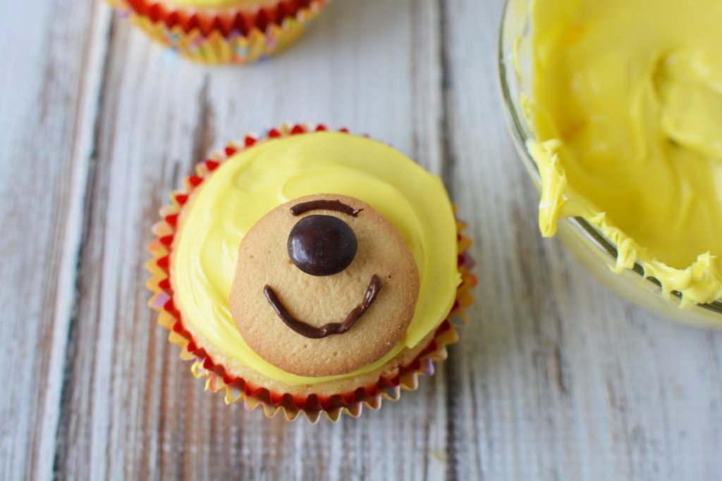 Make these adorable Winnie the Pooh cupcakes inspired by Christopher Robin