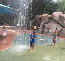 How to plan your family vacation on a budget|Children playing in splash pad at the El Paso Zoo
