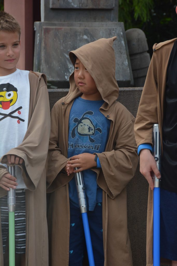 Open to close touring plan for Disney's Hollywood Studios|Little boy dressed like a Jedi in a blue shirt