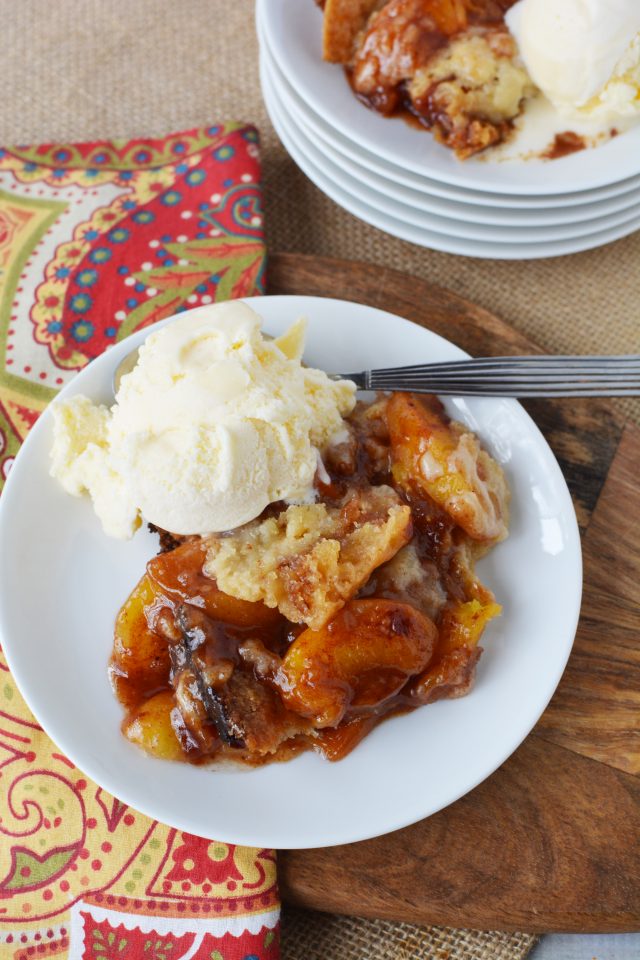 slow cooker peach cobbler with ice cream