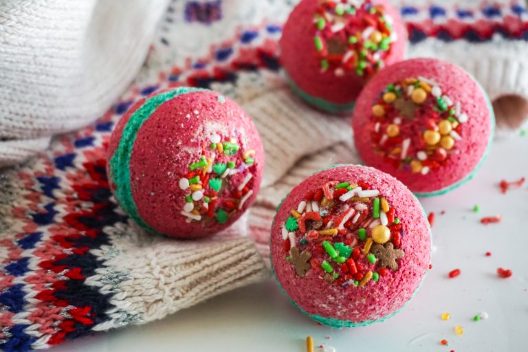 How to Make Christmas Bath Bombs