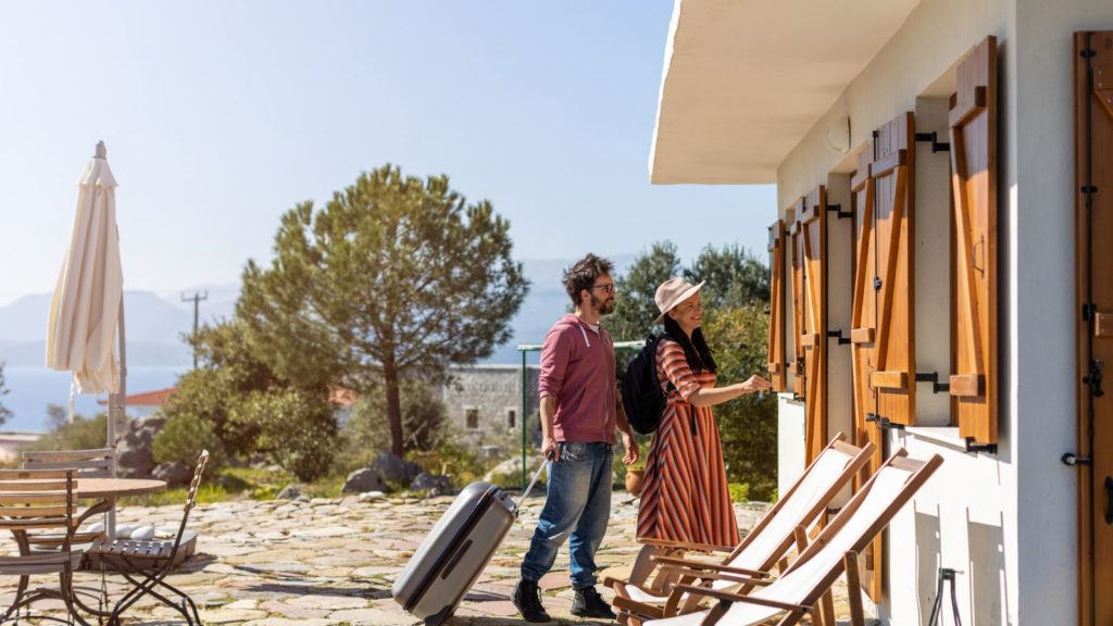 Couple going into Airbnb.